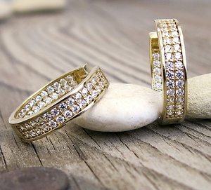 Osvěžte svůj šperkový arzenál: Kulaté náušnice pro každou ženu Osvěžte svůj šperkový arzenál: Kulaté náušnice pro každou ženu