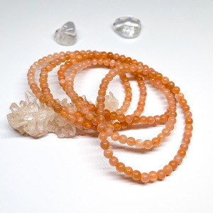 Sluneční kámen: náramky a náušnice, které tančí s paprsky Sluneční kámen: náramky a náušnice, které tančí s paprsky