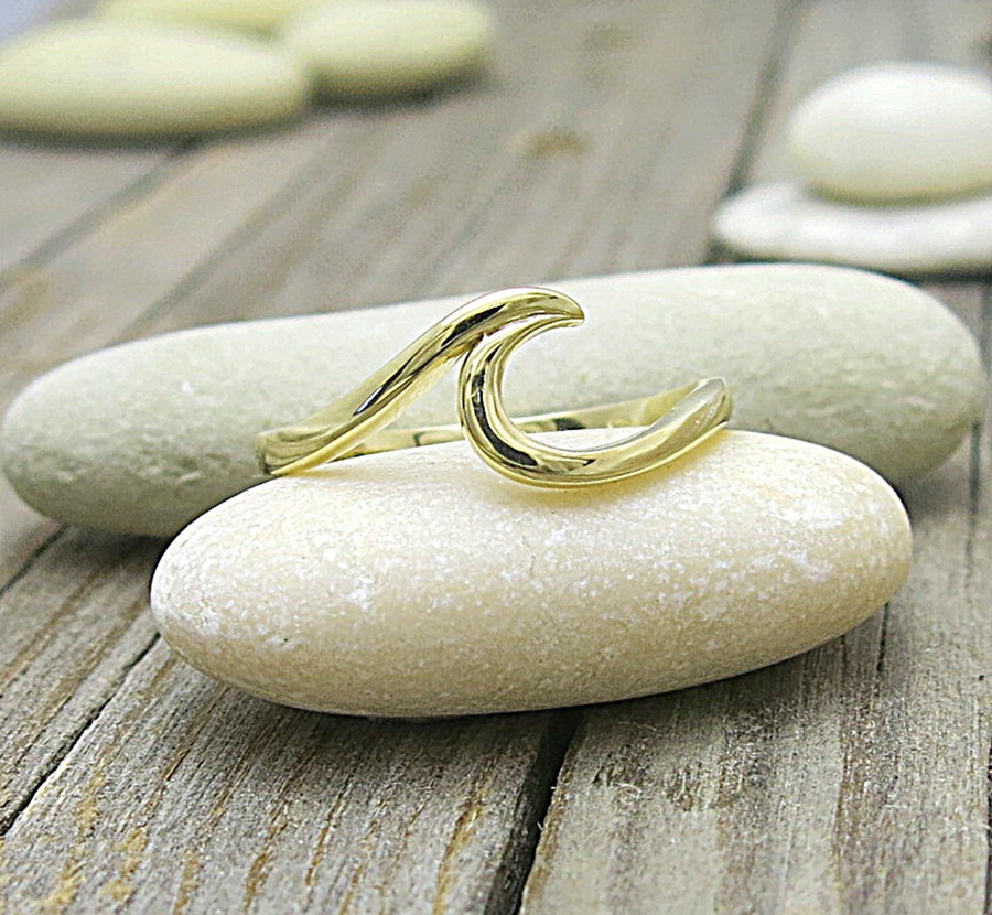 Zlatý prsten špička, hladký lesklý šperk ze zlata.