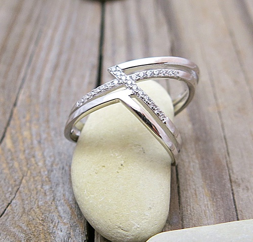 Stříbrný prsten s efektní špičkou. Špičatý prsten ze stříbra je na ruce k zulíbání.