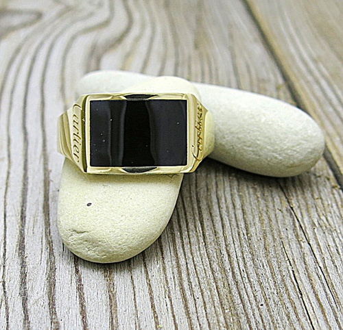 Pánský zlatý prsten s onyxem je výrazný, ale klidně k němu můžete nosit i přívěsek ze zlata.