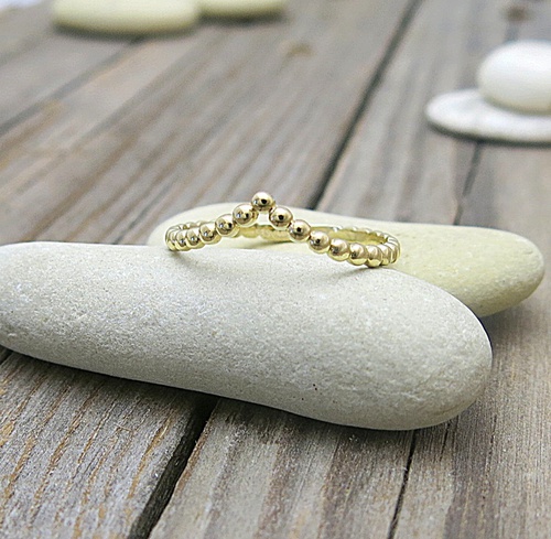 Špičaté kuličky, to je věc – prsten ze zlata je tvořený zlatými kuličkami a dotvořen špičkou. Špičaté šperky ze zlata mají styl