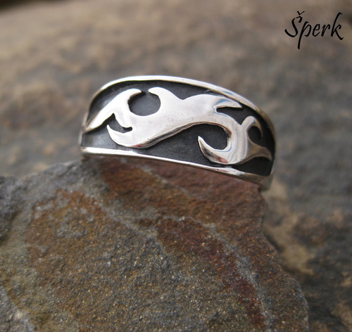 Pánský střírný prsten s výrazným a zajímavým ornamentem vyjadřuje vnitřní sílu. 