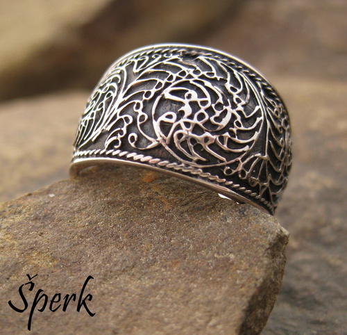 Pánský masivní prsten ze stříbra s ornamenty se hodí pro muže rebela. Přesto v sobě má tento pánský stříbrný prsten i jistou eleganci.