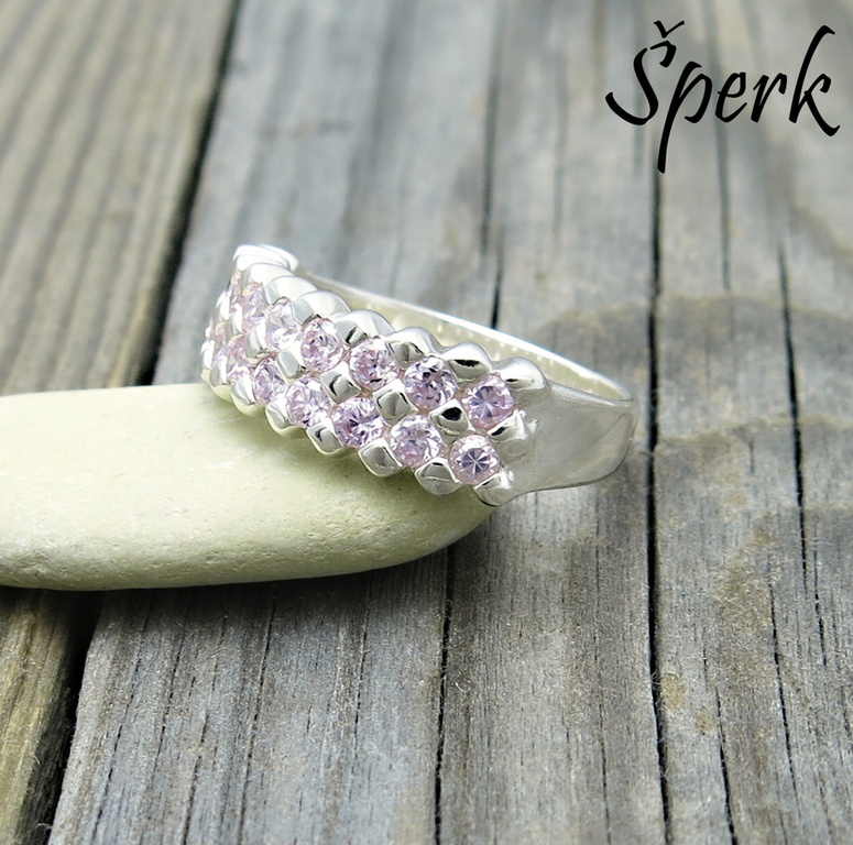 jemně růžové zirkony ve stříbrném prstenu jsou něhou samotnou, velmi elegantní nadčasový růžový šperk posetý zirkony