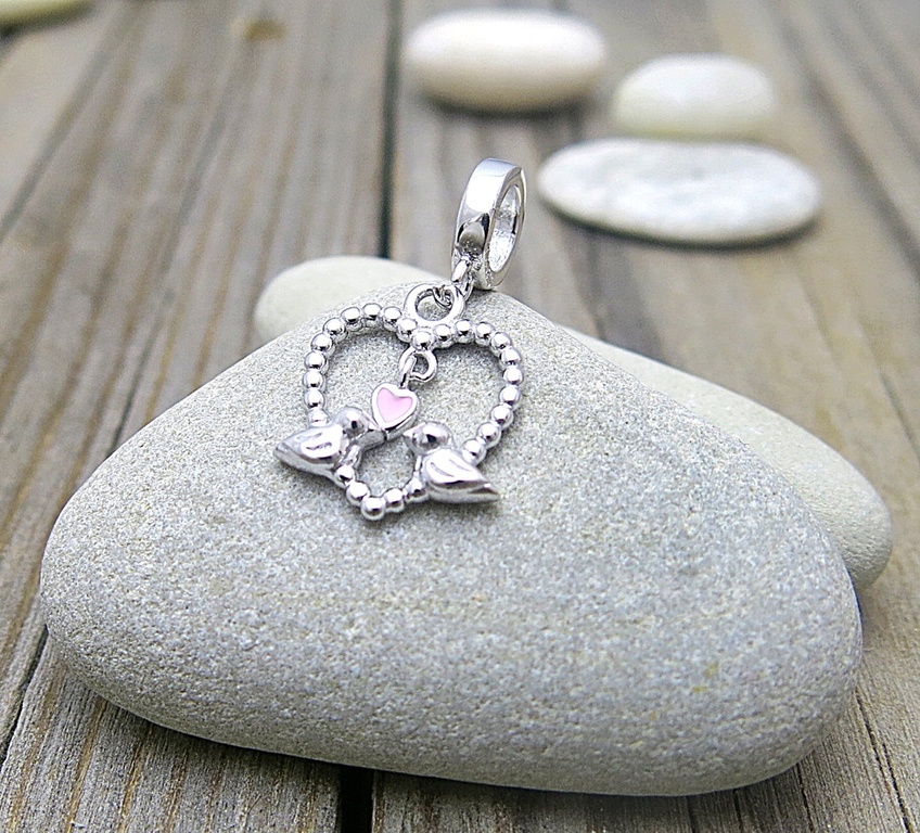 stříbrný přívěsek na krk s růžovým kamínkem ve tvaru srdce, dva ptáci, dar z lásky
