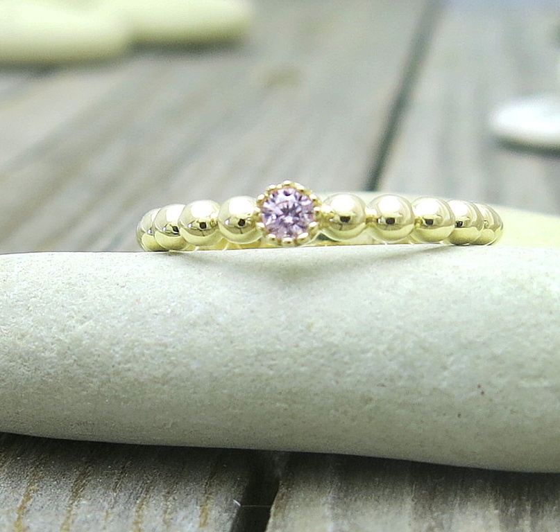 žlutý a růžový prsten, zlatý s růžovým kamínkem uprostřed, krásný ženský šperk