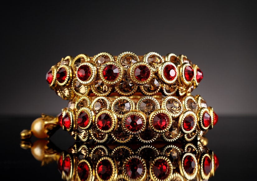 Červené šperky mají jedinečné kouzlo. Kombinace žlutého zlata a červených kamenů je volbou vskutku královskou