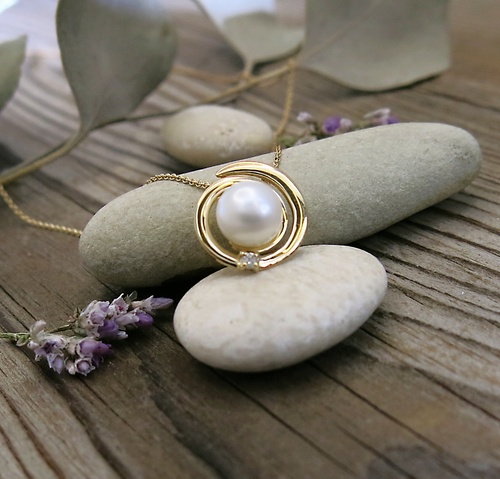 Investice - zlatý náhrdelník s briliantem a perlou