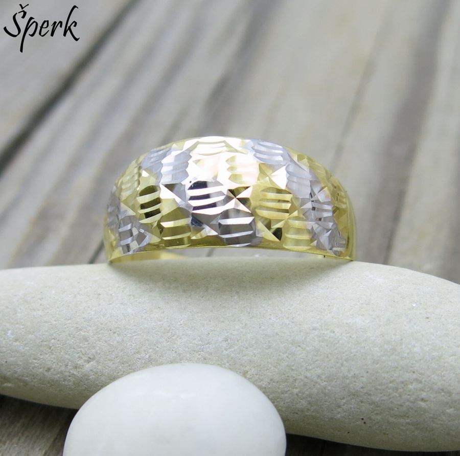 Masivní prsten v kombinaci bílého a žlutého zlata