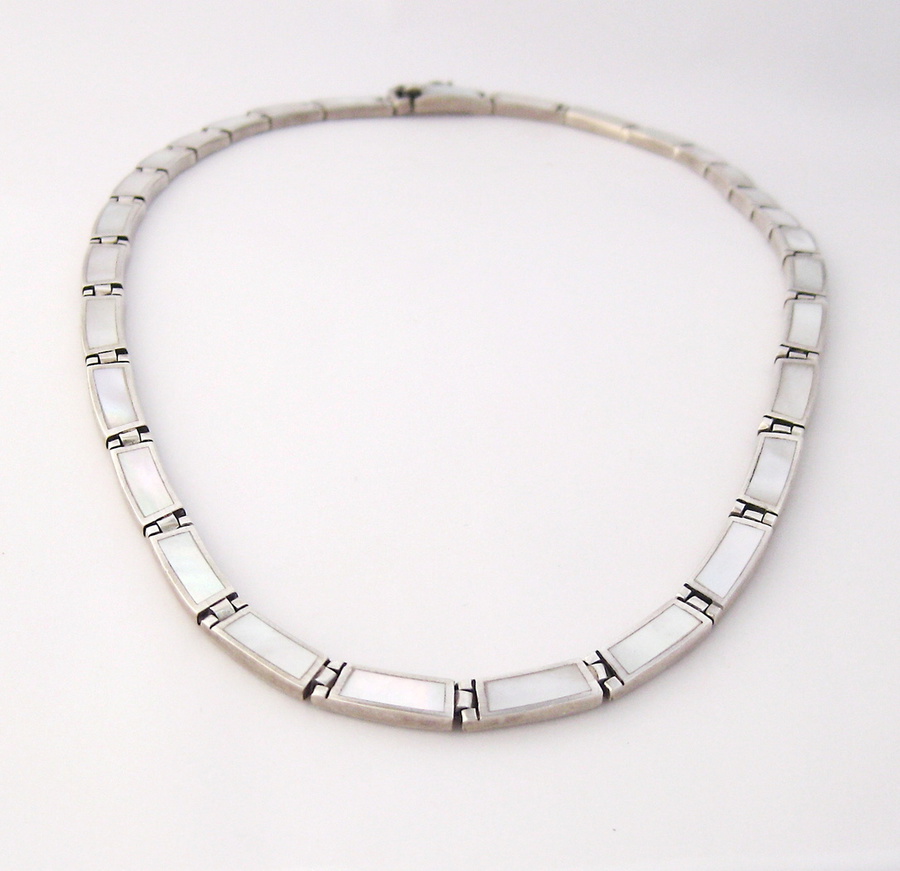 Výrazný stříbrný náhrdelník s perletí