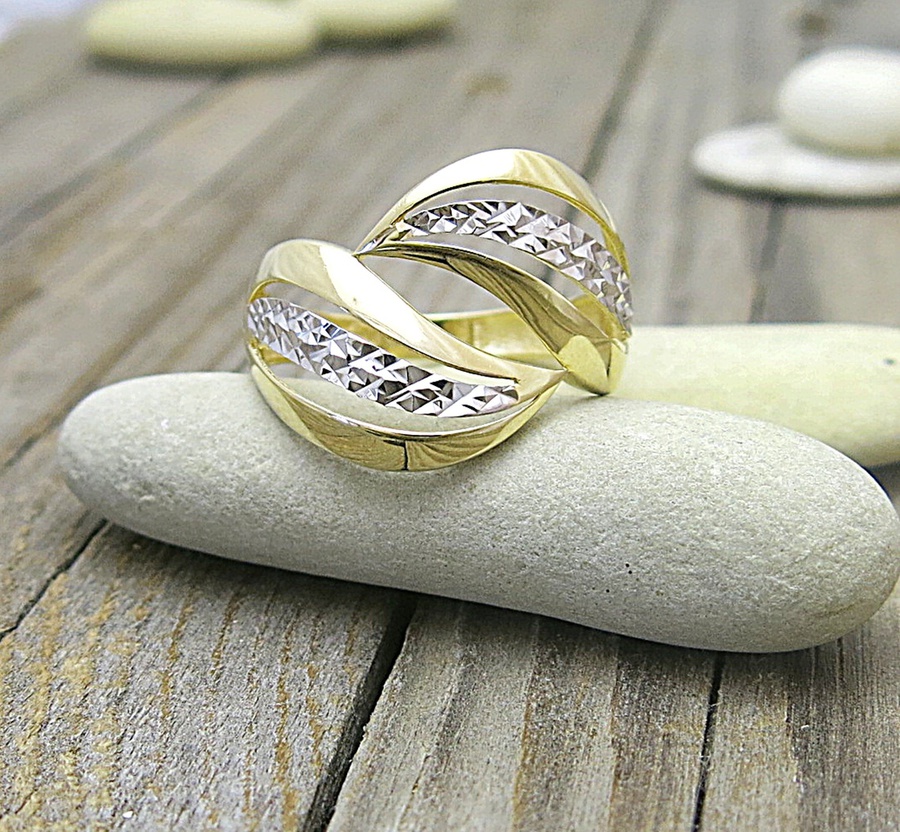 Zářivý prsten v kombinaci bílého a žlutého zlata