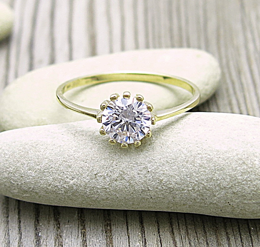 Zlatý prsten s velkým zirkonem jako ozdoba vaší ruky