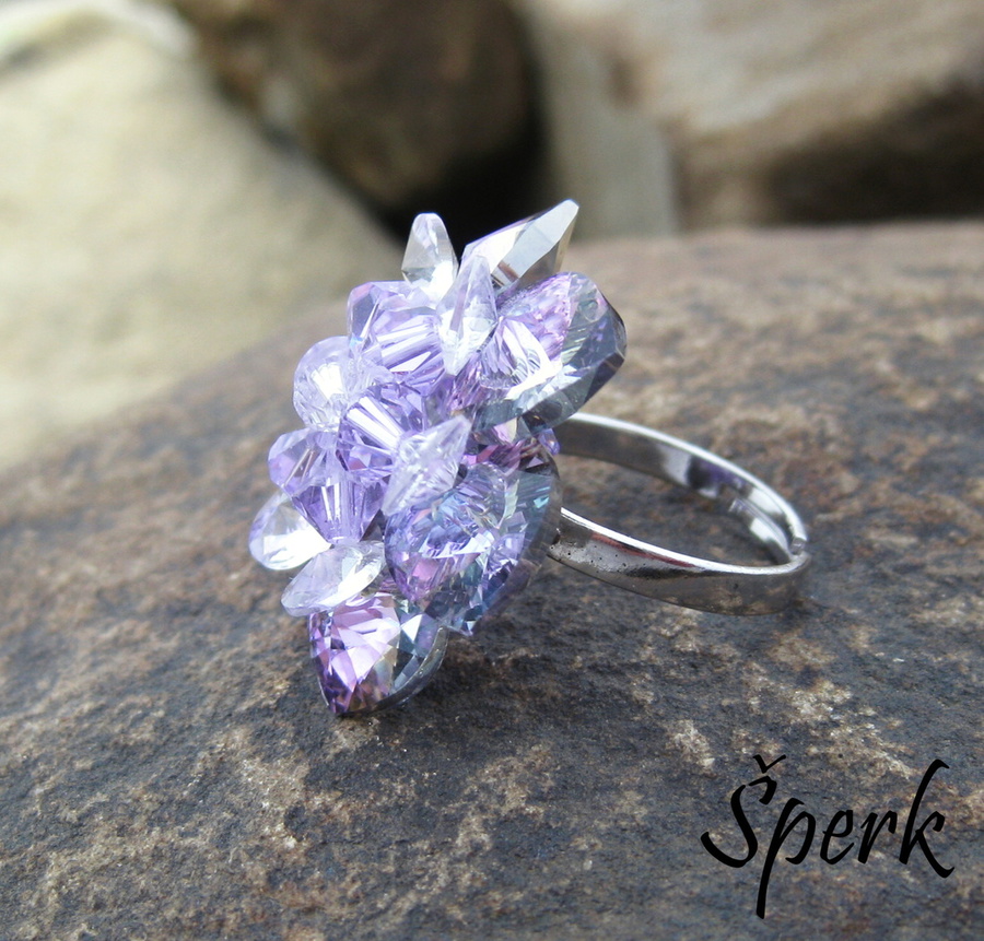 Romantický prsten se Swarovskiho krystaly ve tvaru kytičky