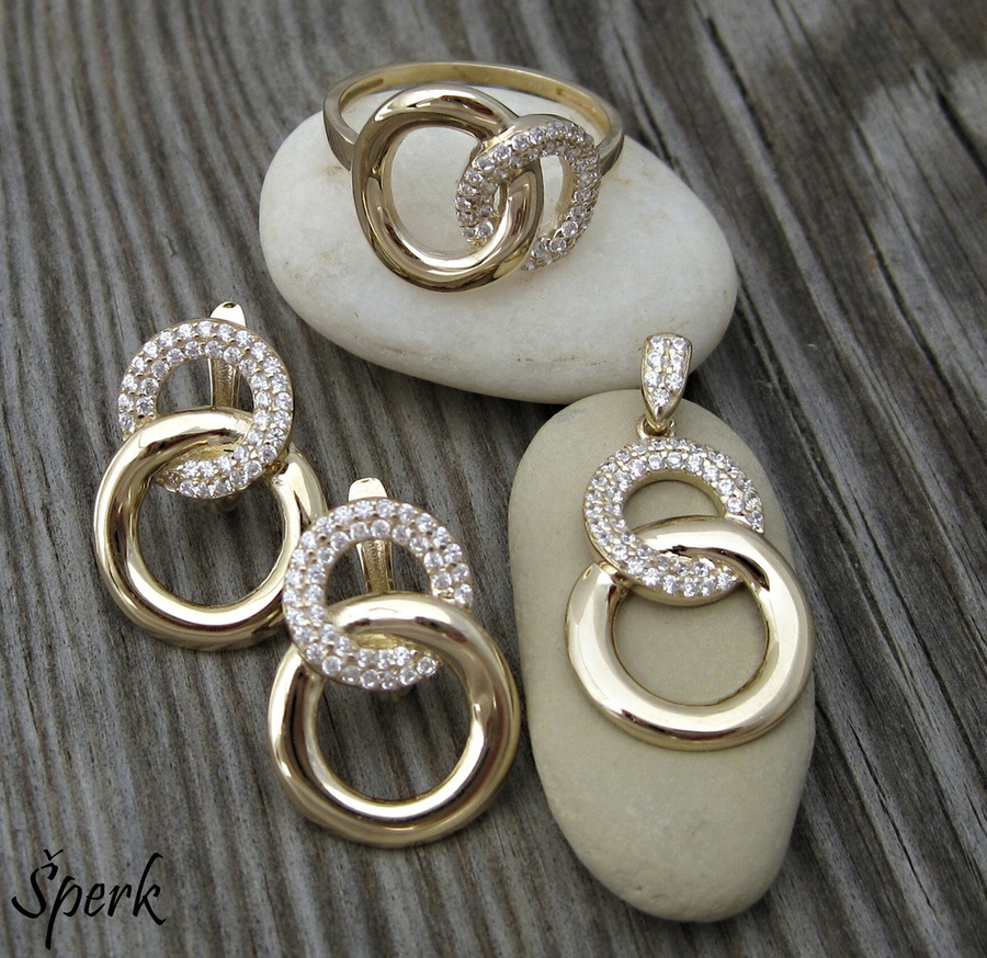 Set šperků ze žlutého zlata: prsten, náušnice a přívěsek, materiál zlato