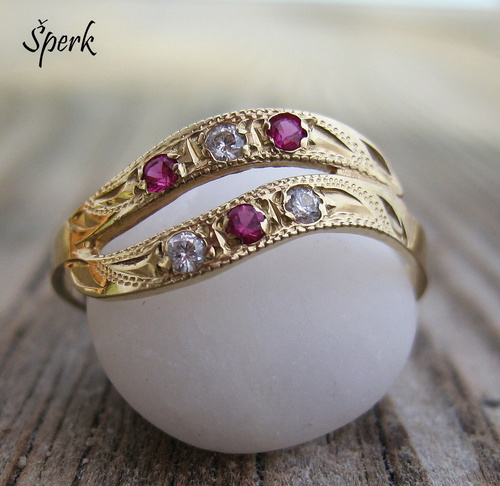 Dámský zlatý prsten s bílými a červenými zirkony ve dvou řadách ~ na ruce vypadá úžasně.