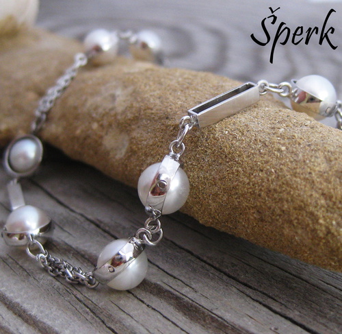Ideální dárek pro ženu, která má ráda výrazné šperky. Díky perlám působí tento náramek z bílého zlata velmi slavnostně.
