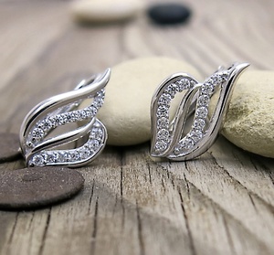 Jaký zvolit materiál náušnic a šperků? Zlato, stříbro, nebo chirurgickou ocel? Jaký zvolit materiál náušnic a šperků? Zlato, stříbro, nebo chirurgickou ocel?