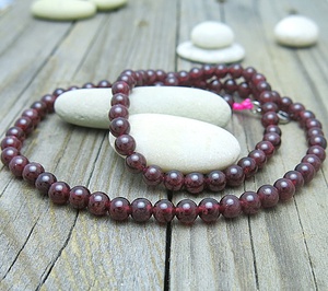 Almandin: český granát v barvě červeného vína