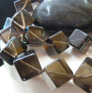 Hnědé šperky zdobí záhněda nebo topaz Hnědé šperky zdobí záhněda nebo topaz