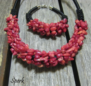 Na energii jsou šperky s korálem