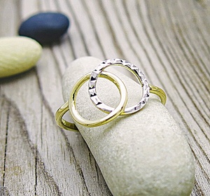 Náramky a prsteny z kombinovaného zlata