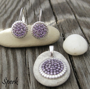 Čtverce a kolečka posetá zirkony