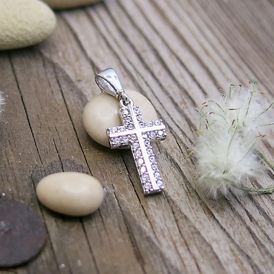 Křížek přívěsek se zirkony ~ bílé zlato