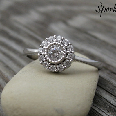 Zlatý prsten ~ bílé zlato, velký zirkon, drobné zirkonky