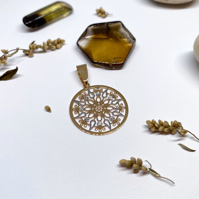 Zlatý přívěšek s kruhovým ornamentem