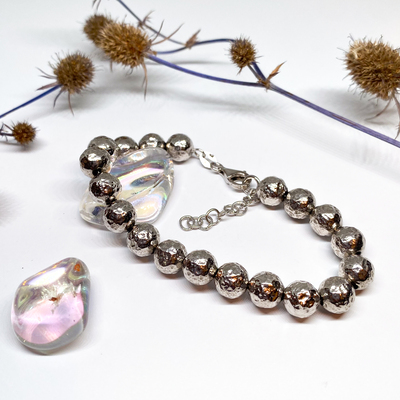 Stříbrný náramek s tepanými kuličkami Stříbrný náramek s tepanými kuličkami