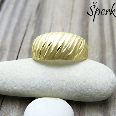 Výrazný zlatý prsten – rýhované žluté zlato