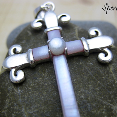 Stříbro: přívěsek – kříž z narůžovělé perleti