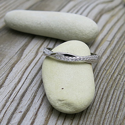 Stříbrný prsten se zirkony ~ dvě linie v těsném spojení