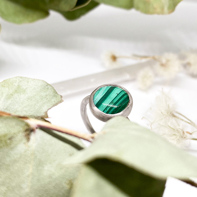 Stříbrný matný prsten ~ přírodní malachit Stříbrný matný prsten ~ přírodní malachit