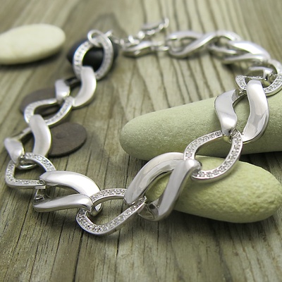 Elegantní stříbrný náramek se zirkony