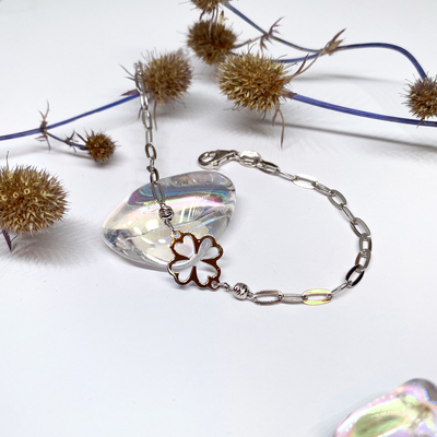 Stříbrný náramek se čtyřlístkem a korálky Stříbrný náramek se čtyřlístkem a korálky