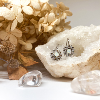 Stříbrné náušnice se syntetickými opály a zirkony - květina Stříbrné náušnice se syntetickými opály a zirkony - květina