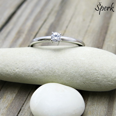 Zlatý prsten se zirkonem – zásnubní