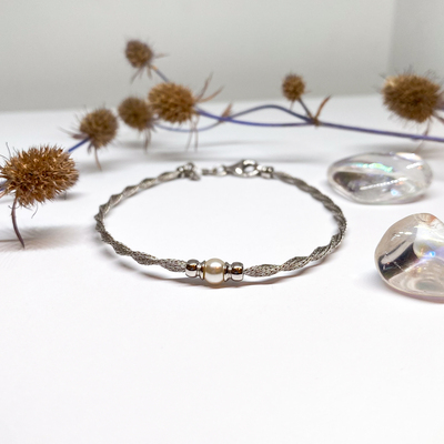 Elegantní stříbrný náramek s perlou