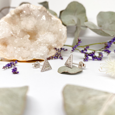 Stříbrné náušnice - trojúhelníčky se zirkony Stříbrné náušnice - trojúhelníčky se zirkony