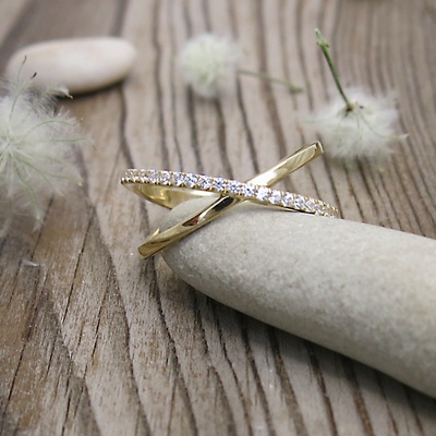 Prsten se zirkony ~ žluté zlato