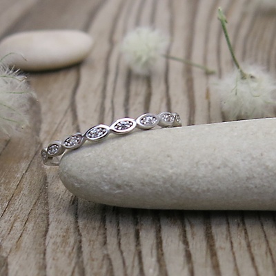 Bílé zlato , prsten se zirkony.