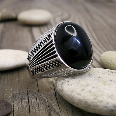 Stříbrný prsten s onyxem a zirkony