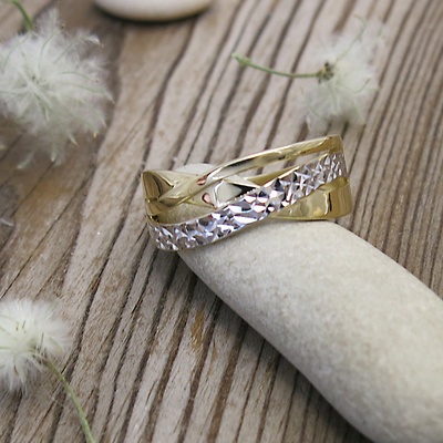 Prsten s jemnou rytinou ~ bílé a žluté zlato