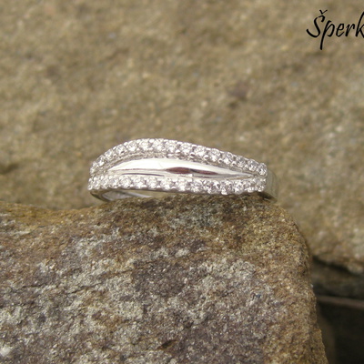 Prsten – bílé zlato se zirkony, tzv. pusinka