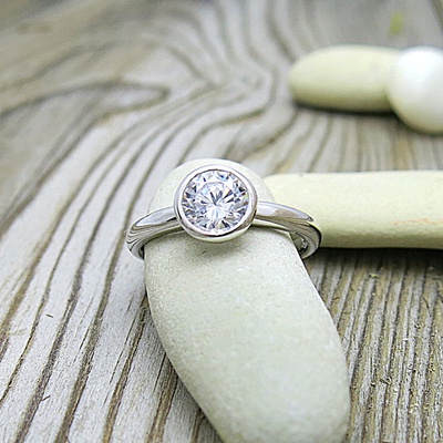 Stříbrný prsten se zirkonem