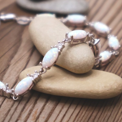 Stříbrný náramek se syntetickým opálem a zirkony Stříbrný náramek se syntetickým opálem a zirkony