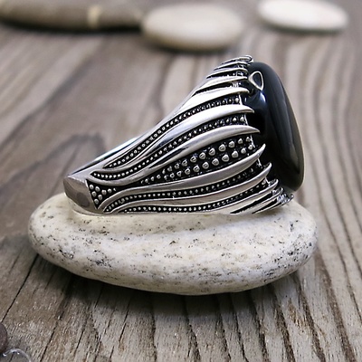 Stříbrný prsten s onyxem Stříbrný prsten s onyxem