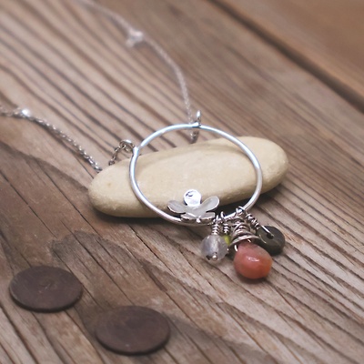 Stříbrný náhrdelník s kytičkou a minerály